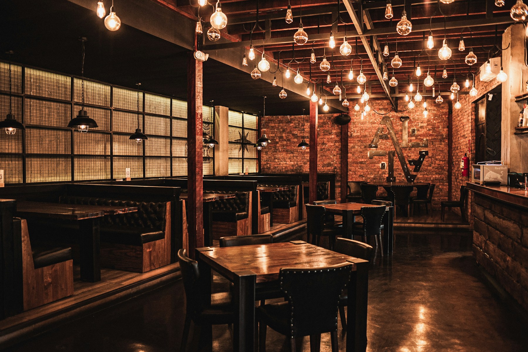Interior de un restaurante con iluminación cálida
